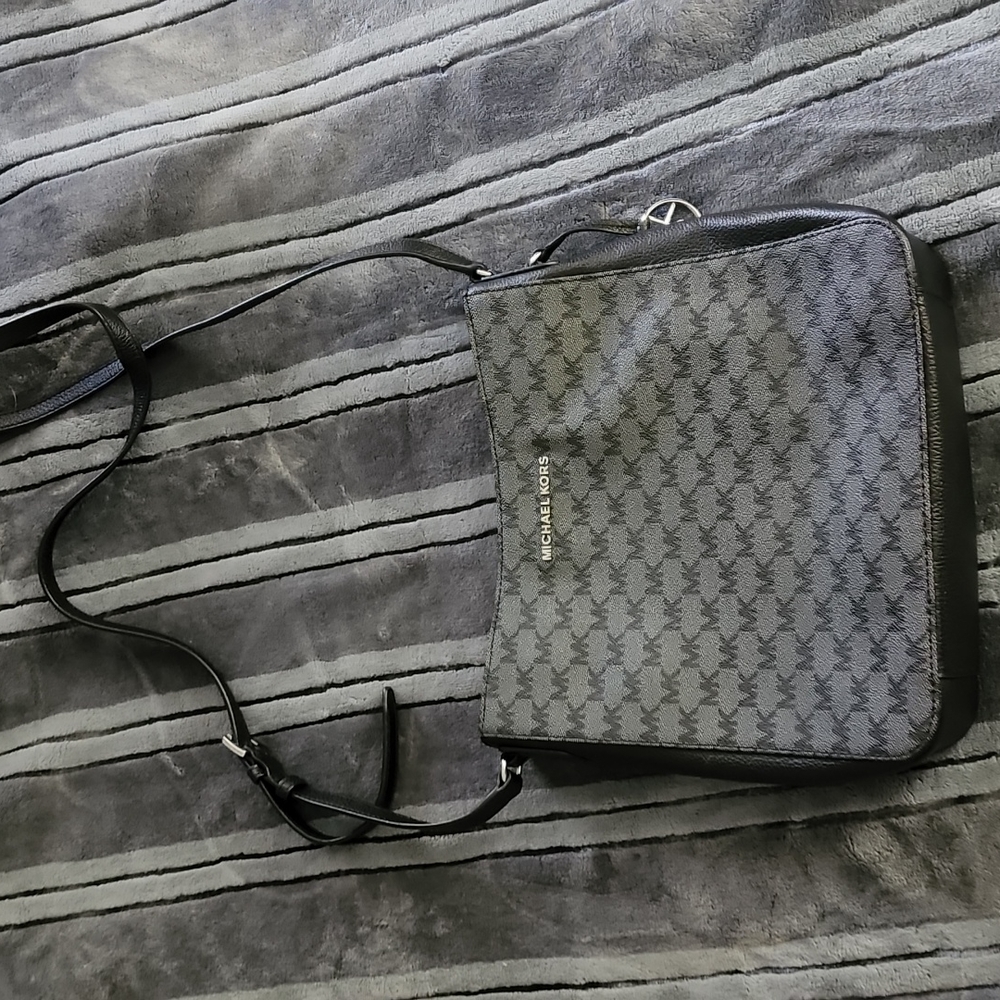 Michael kors crossbody